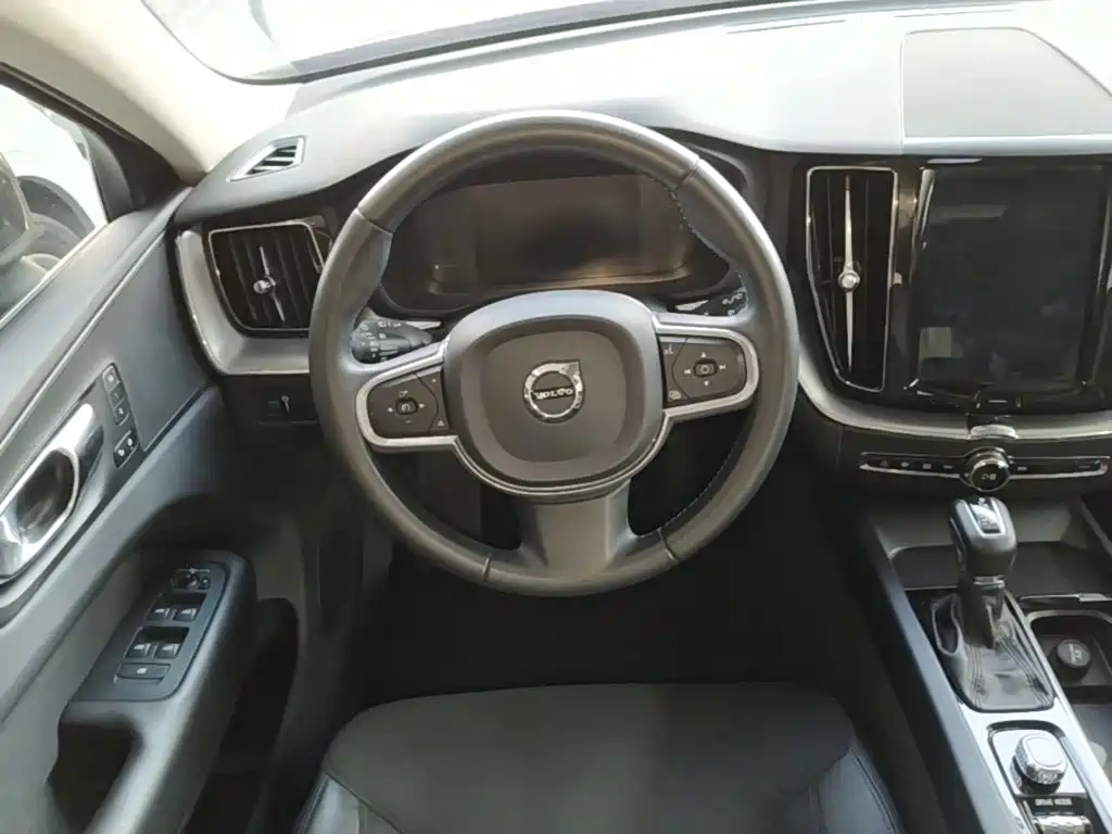 Volvo XC60 2018 — фото 11