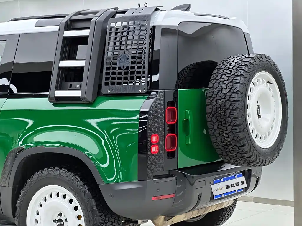 Land Rover Defender 2023 — фото 11