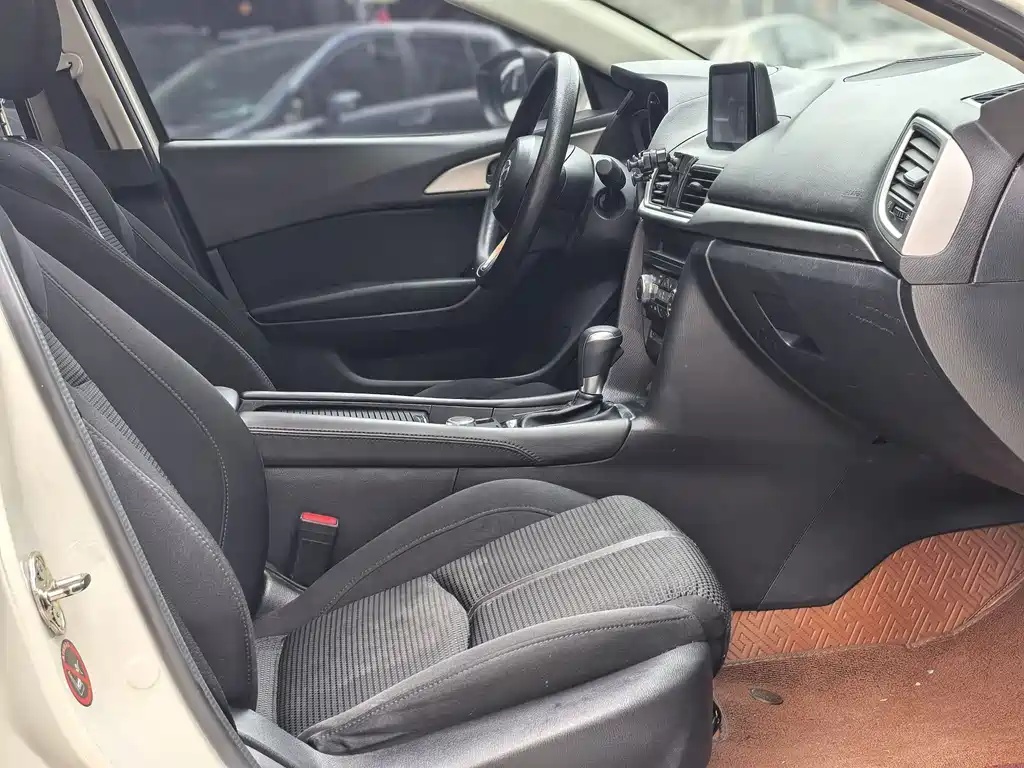 Mazda 3 Axela 2019 — фото 11
