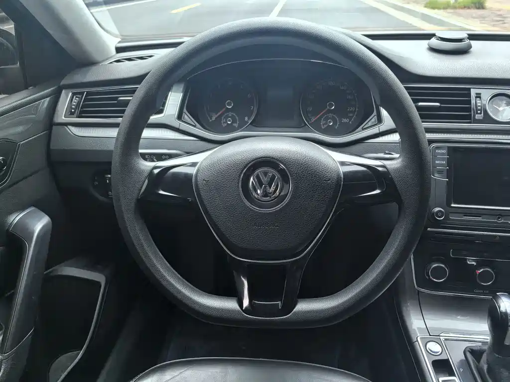 Volkswagen Passat 2019 — фото 9