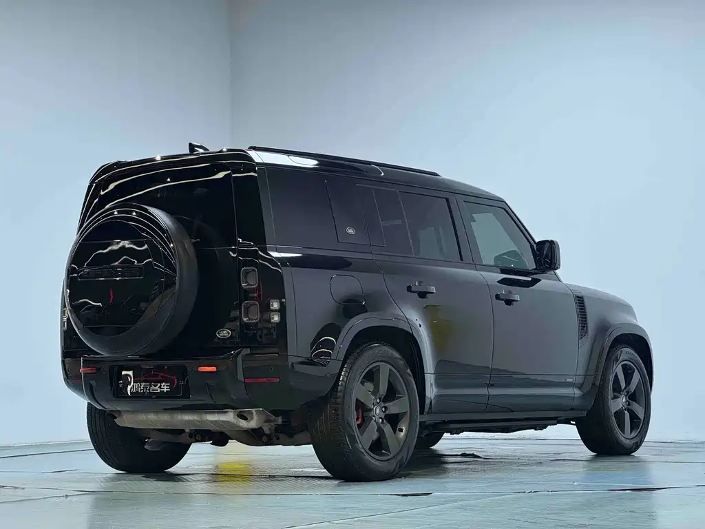 Land Rover Defender 2023 — фото 17