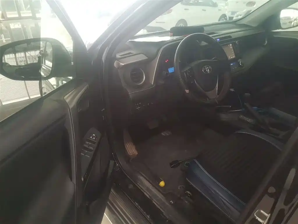 Toyota RAV4 2018 — фото 12