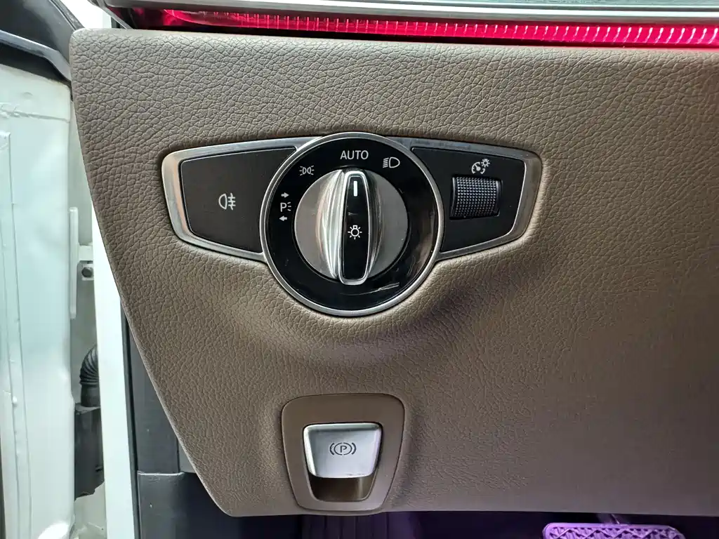 Mercedes-Benz E-Class 2018 — фото 15