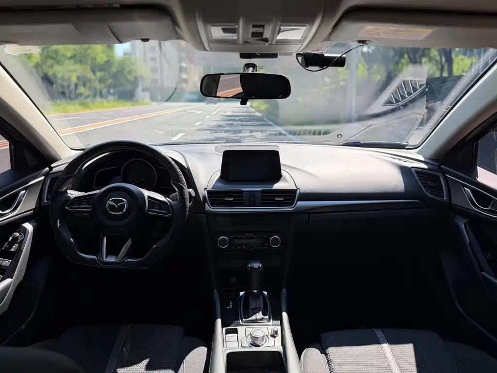 Mazda 3 Axela 2017 — фото 12
