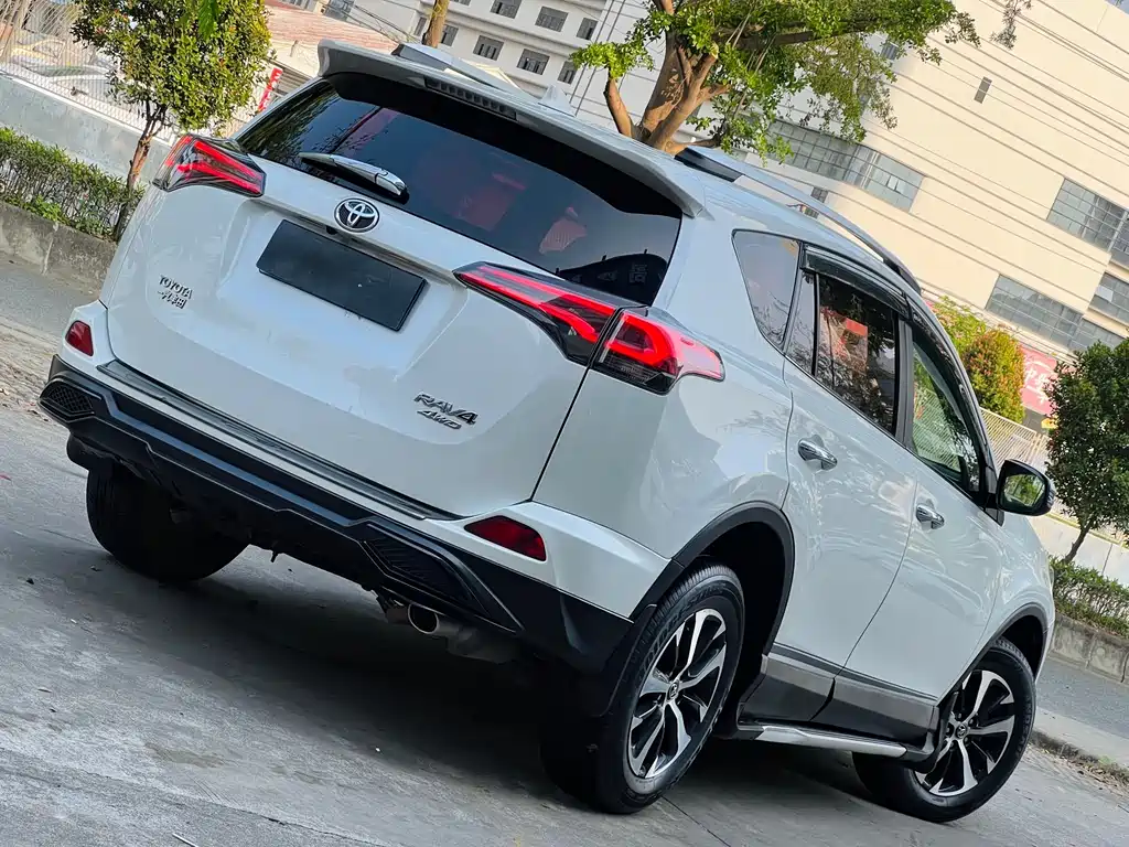Toyota RAV4 2017 — фото 9