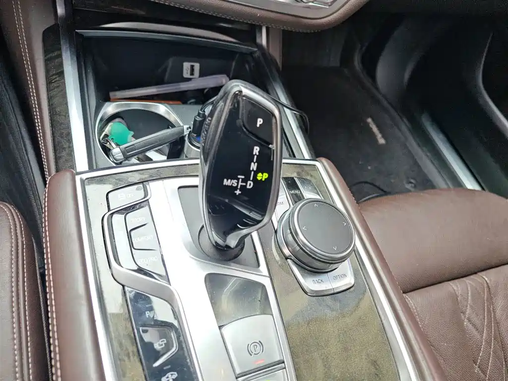 BMW 7 Series 2017 — фото 21