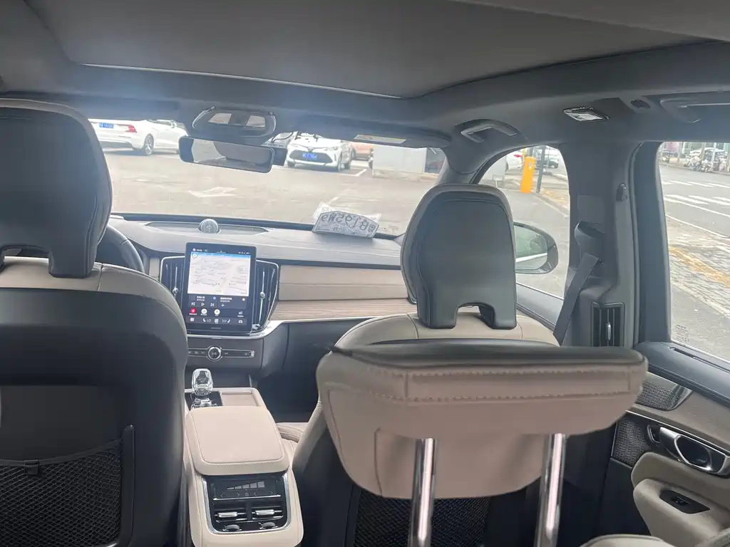 Volvo XC90 Plug-In Hybrid 2025 — фото 11