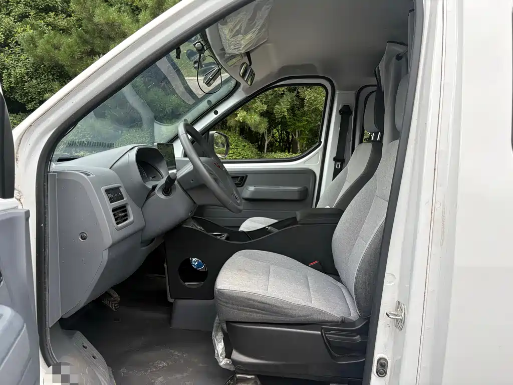 Wuling Yangguang 2024