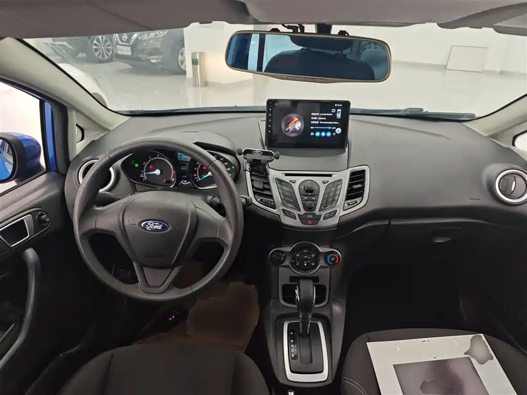 Ford Fiesta 2014 — фото 10