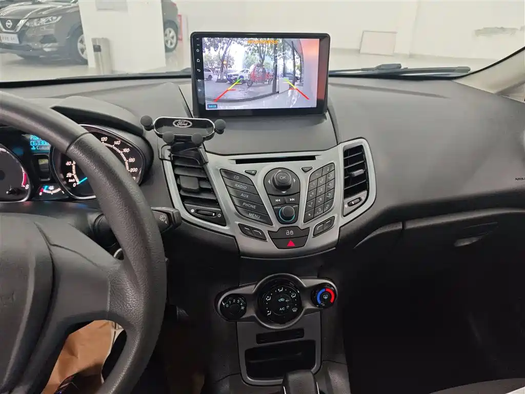 Ford Fiesta 2014 — фото 13