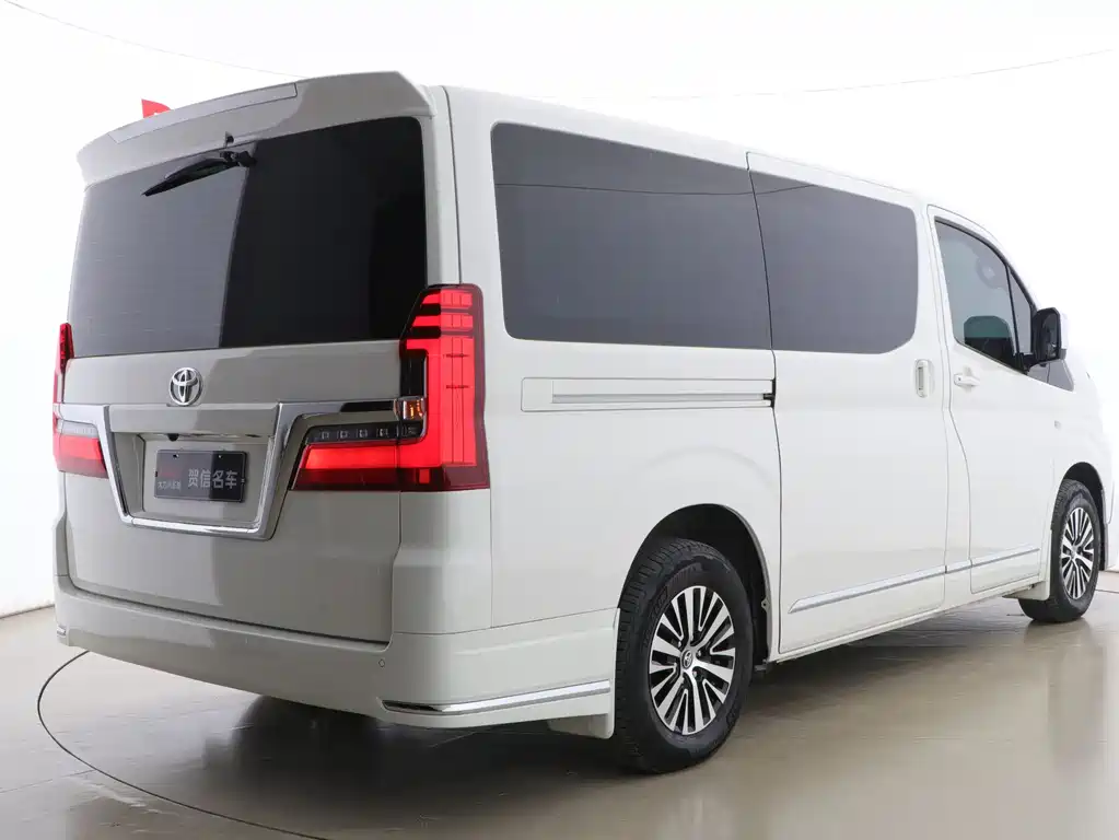 Toyota Hiace 2023 — фото 31