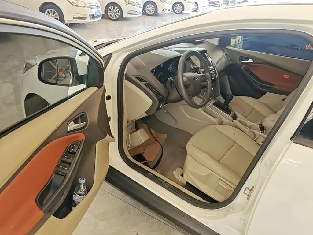 Ford Focus 2015 — фото 16