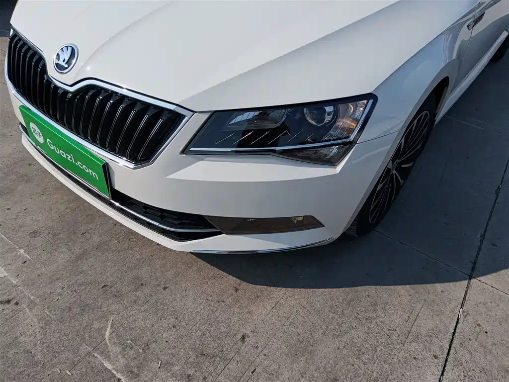 Skoda Superb 2019 — фото 15