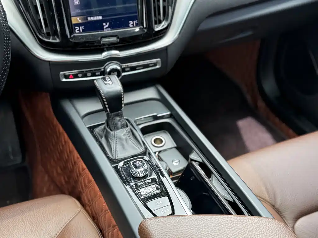 Volvo XC60 2021 — фото 11