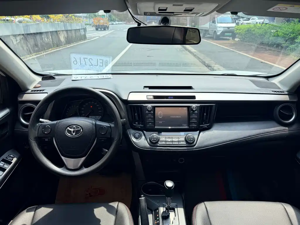 Toyota RAV4 2017 — фото 12