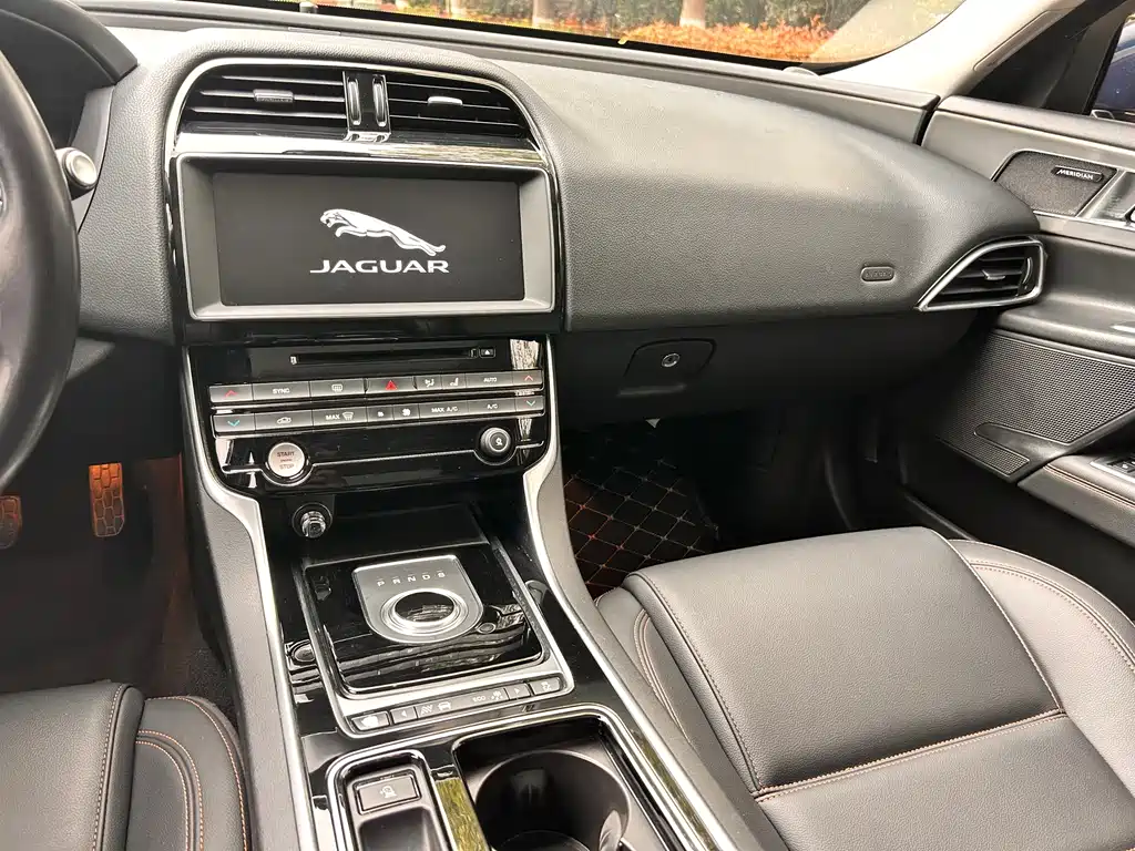 Jaguar XEL 2018 — фото 12