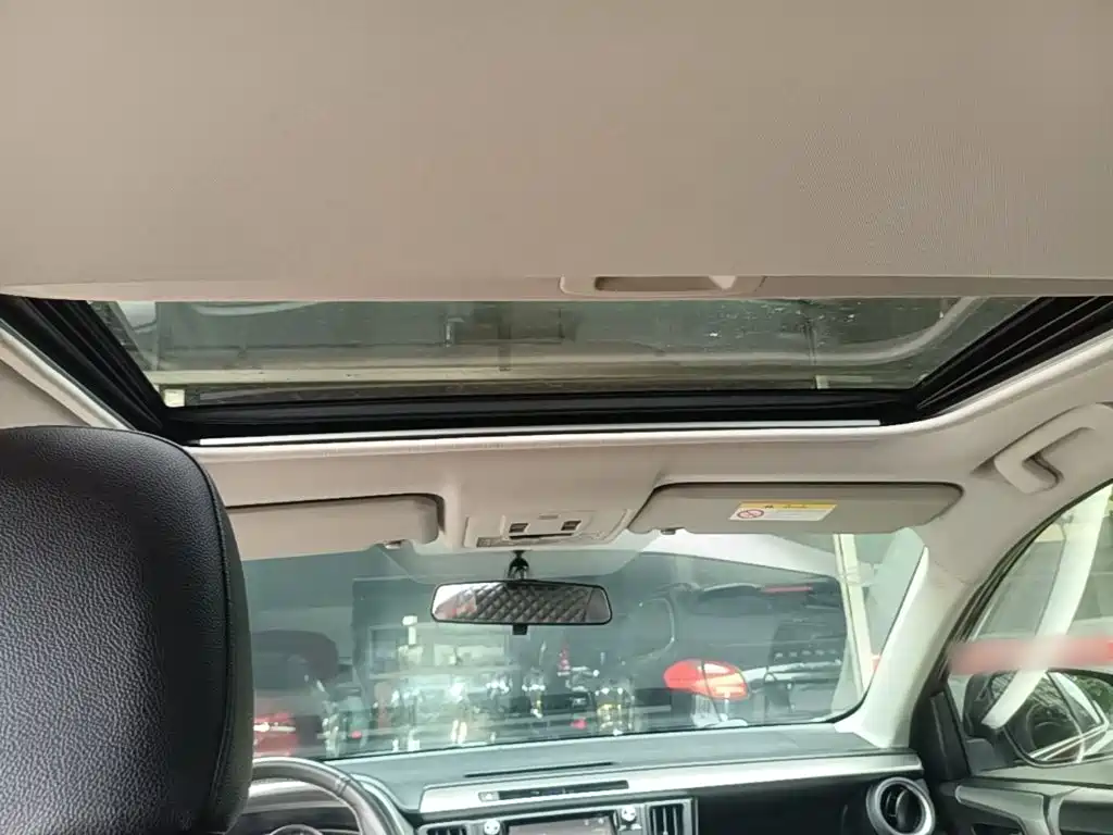 Toyota RAV4 2018 — фото 18