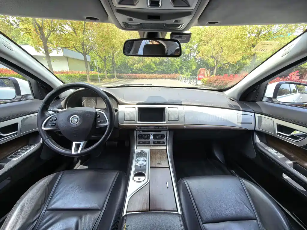 Jaguar XF 2013 — фото 10