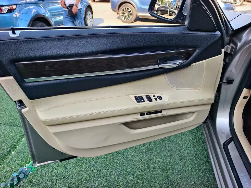 BMW 7 Series 2010 — фото 12