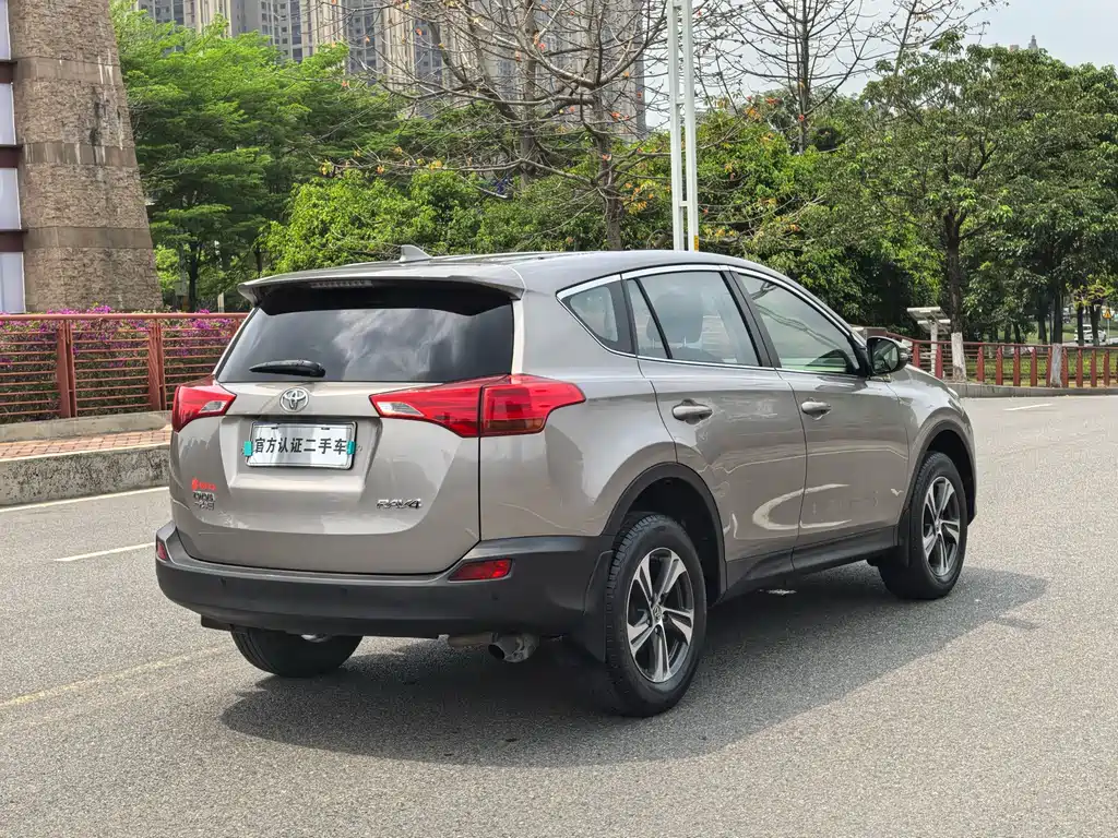 Toyota RAV4 2015 — фото 10
