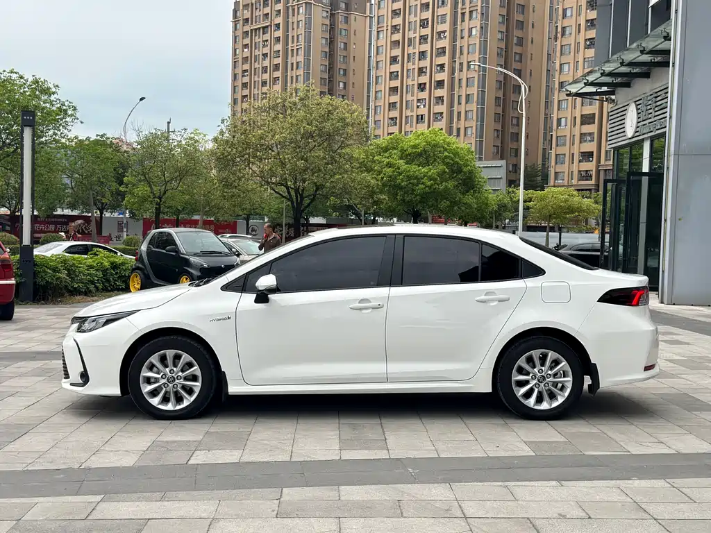 Toyota Corolla 2023 — фото 4