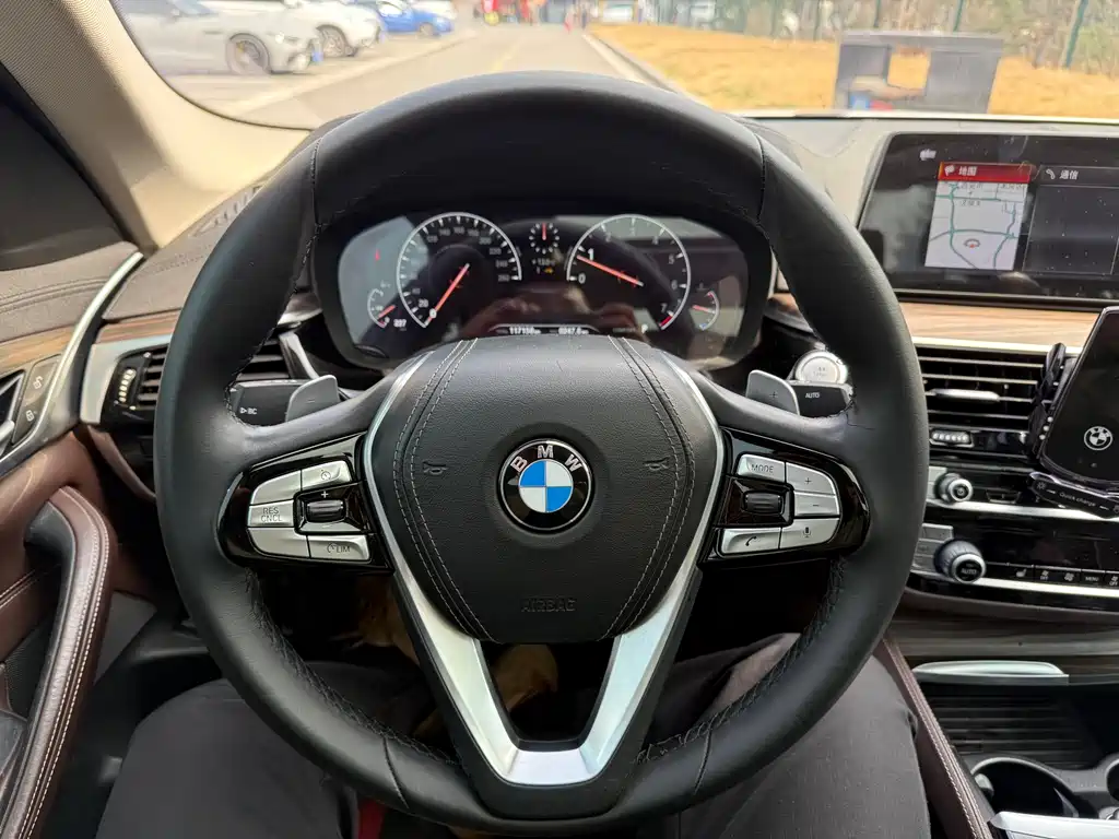 BMW 5 Series 2019 — фото 9