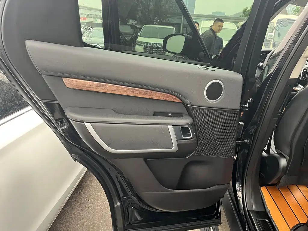 Land Rover Discovery 2018 — фото 10