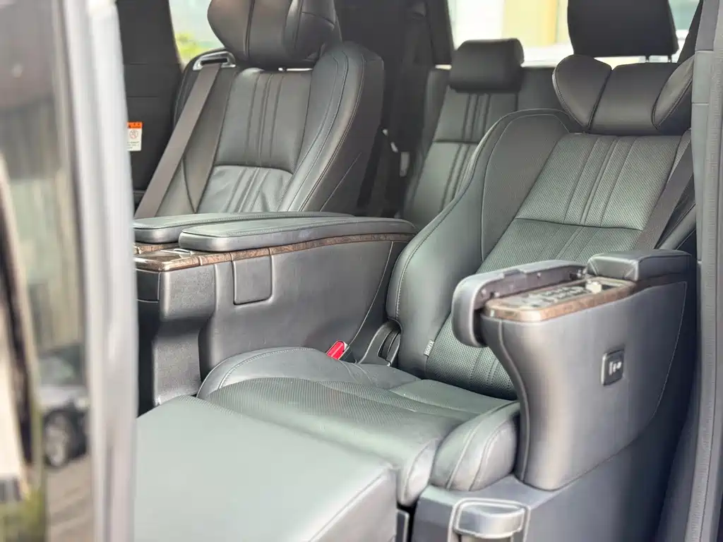 Toyota Alphard 2020 — фото 18