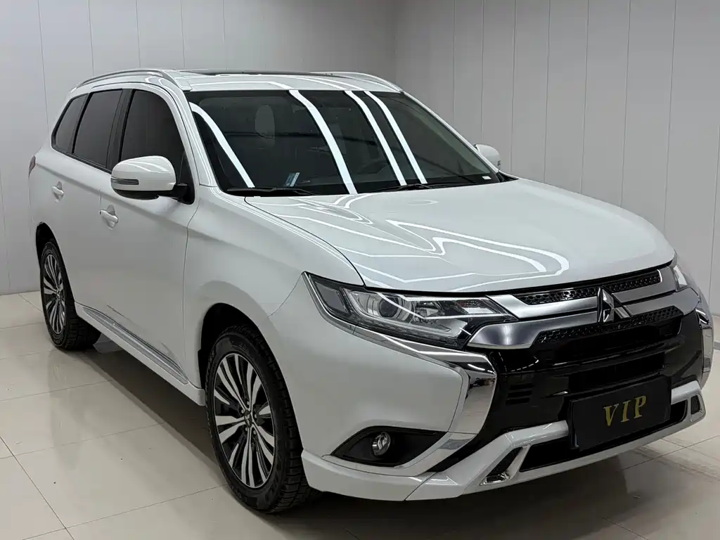 Mitsubishi Outlander 2022 — фото 3