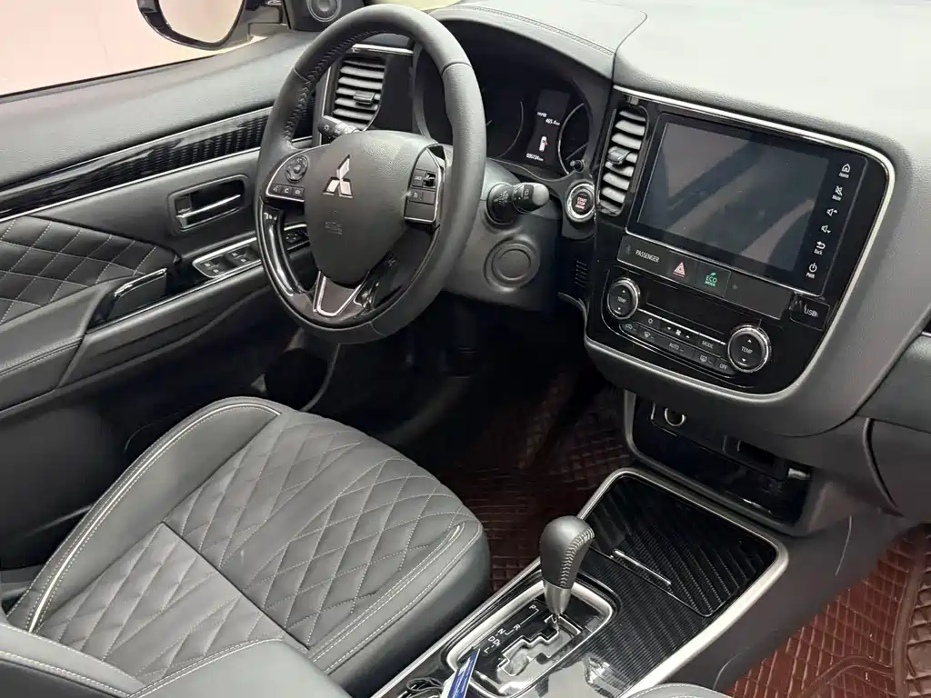 Mitsubishi Outlander 2022 — фото 20