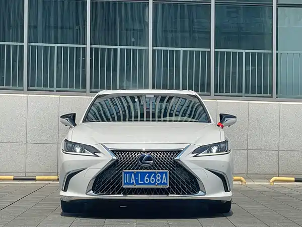 Lexus ES 2020