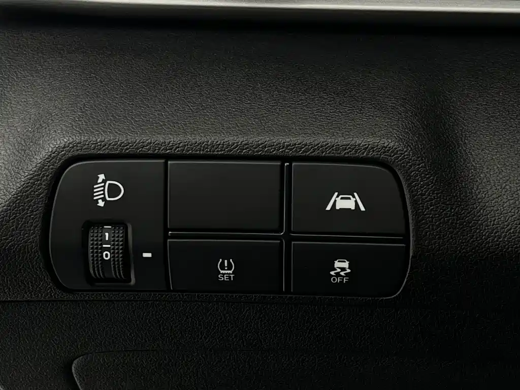 Hyundai Elantra 2023 — фото 19