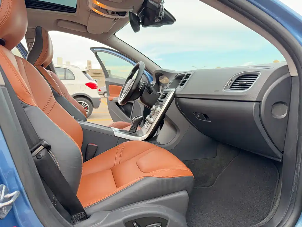 Volvo V60 2015 — фото 12