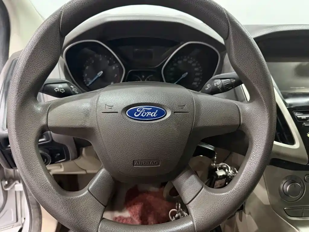 Ford Focus 2015 — фото 8