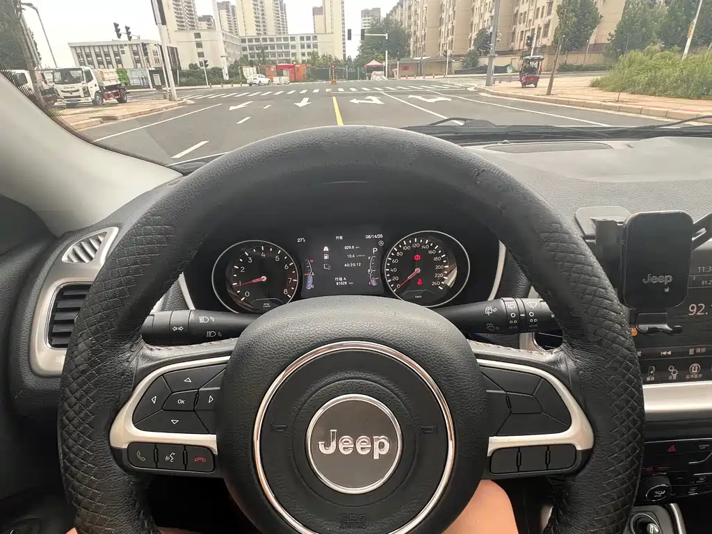Jeep Compass 2018 — фото 11