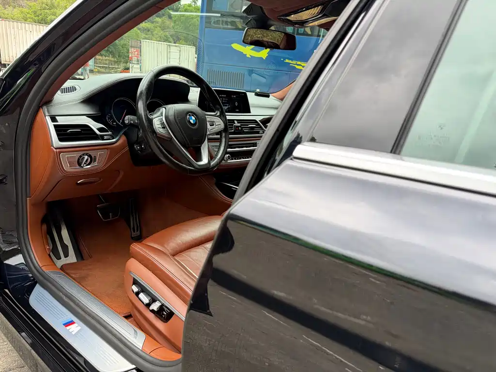 BMW 7 Series 2018 — фото 11