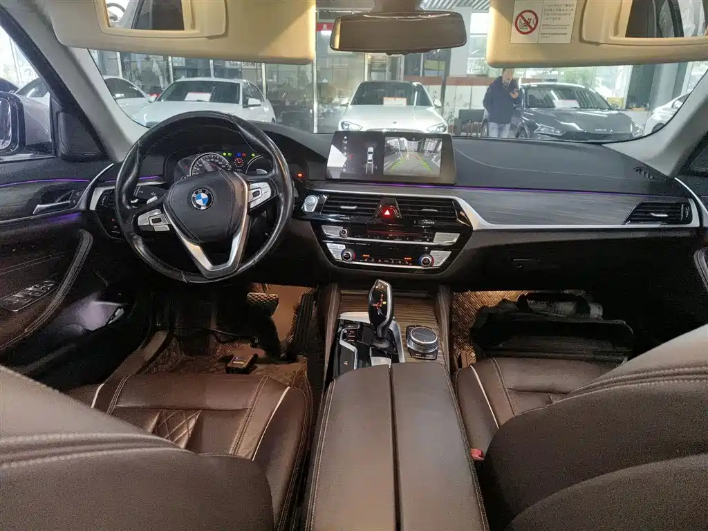BMW 5 Series 2018 — фото 10