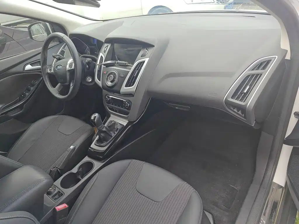 Ford Focus 2015 — фото 12