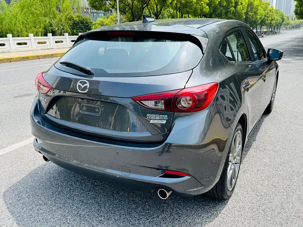 Mazda 3 Axela 2018 — фото 12