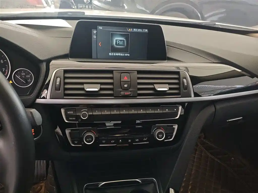 BMW 3 Series 2018 — фото 13