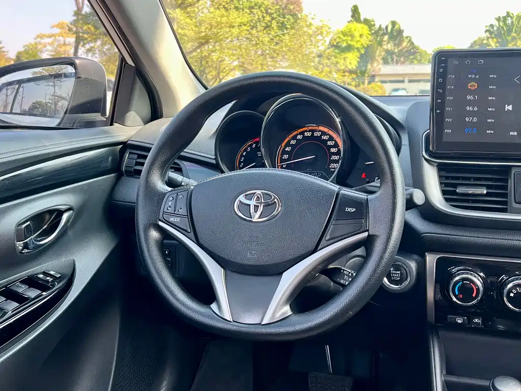 Toyota Yaris L 2022