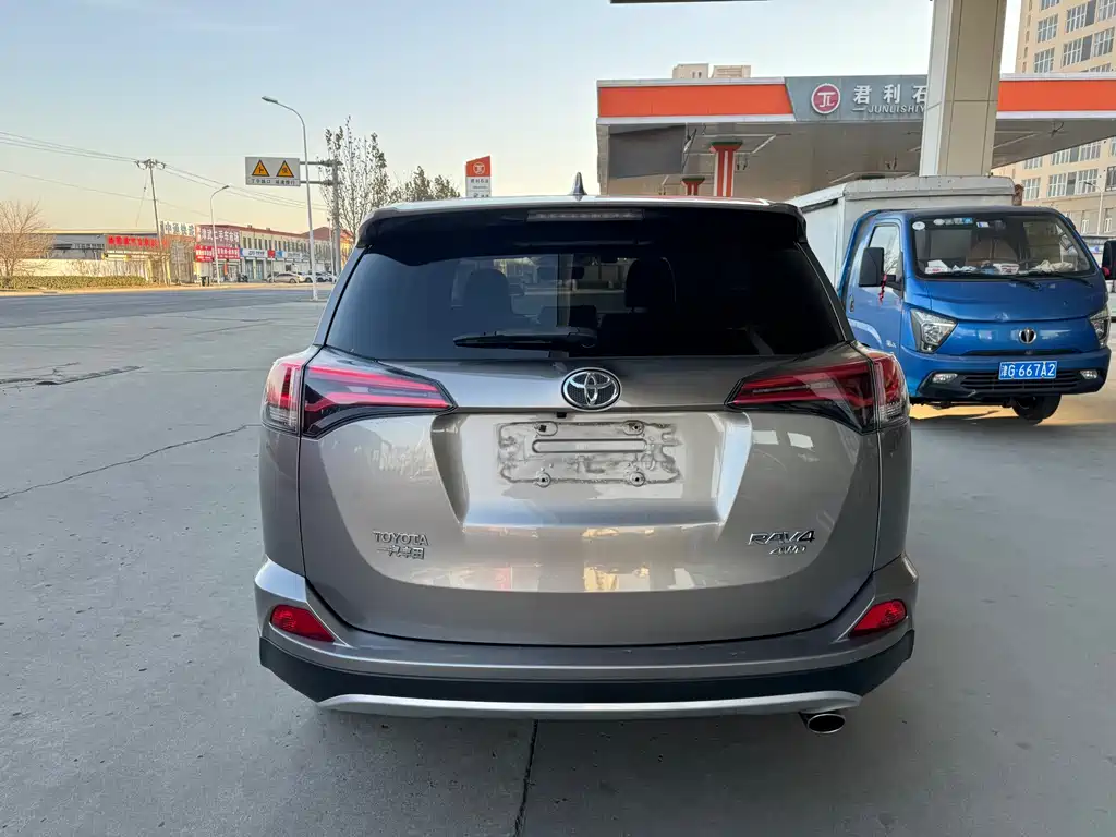 Toyota RAV4 2016 — фото 15