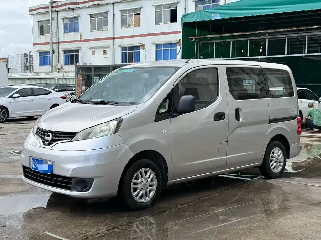 Nissan NV200 2011