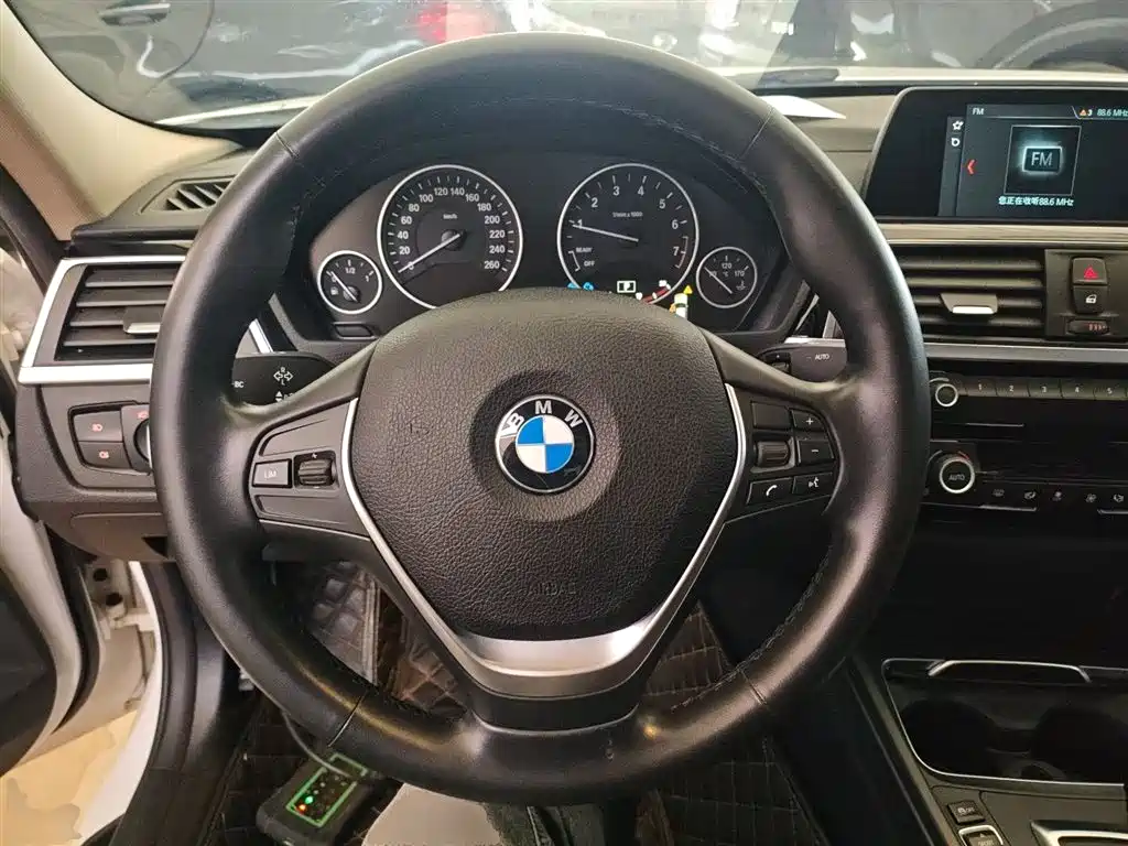 BMW 3 Series 2018 — фото 11