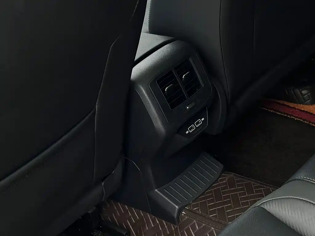 Volkswagen T-Roc 2023 — фото 12