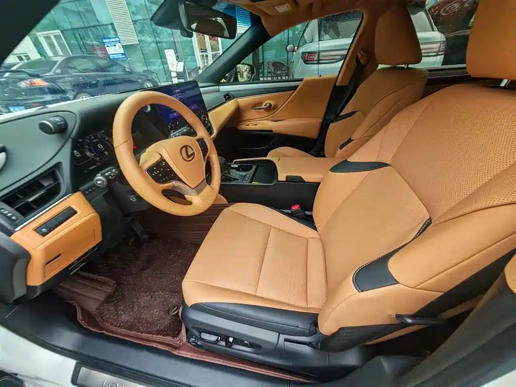 Lexus ES 2025
