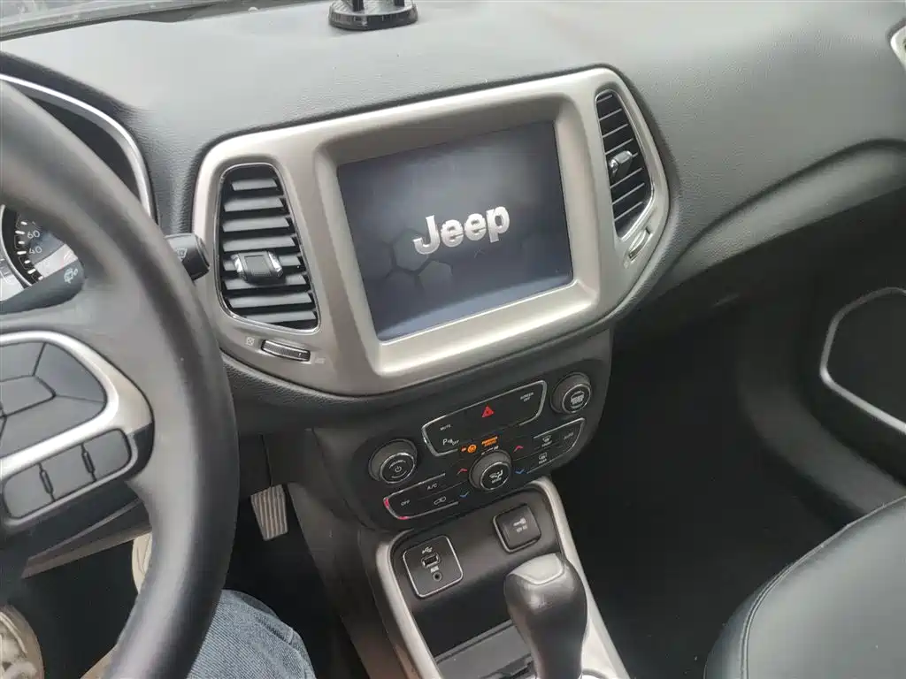 Jeep Compass 2019 — фото 13