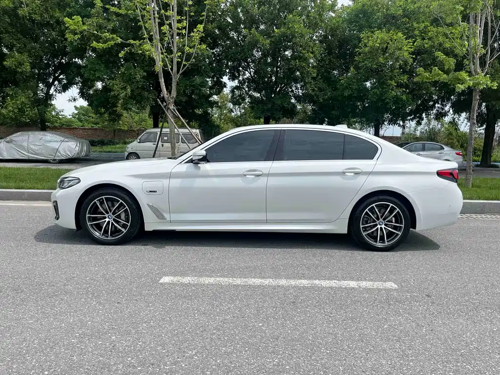 BMW 5 Series New Energy 2022 — фото 16