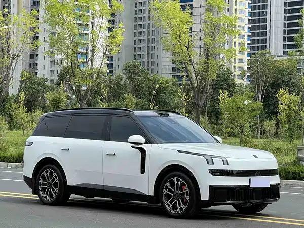 Lynk & Co 900 2025