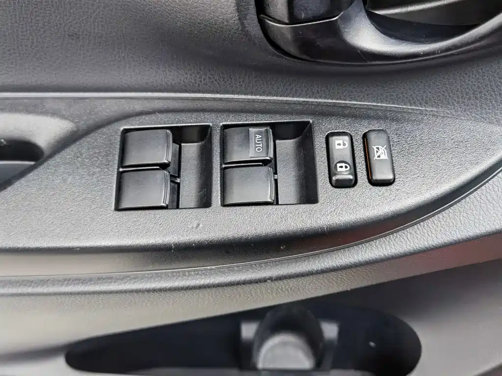 Toyota Yaris L 2022 — фото 9